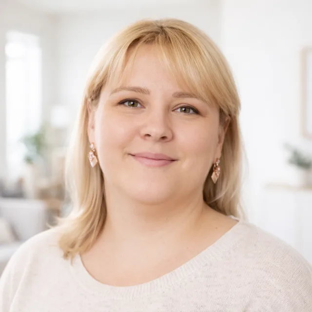 Irina ved et spisebord i Bergen